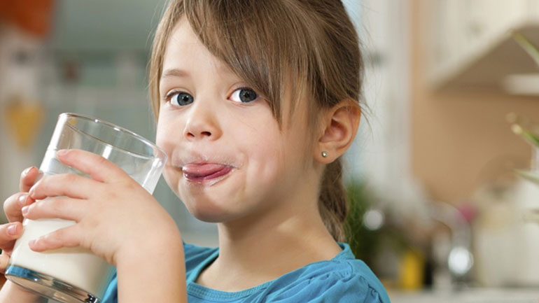 Οι μύθοι που συνοδεύουν τη διατροφή των παιδιών για το γάλα και τους χυμούς