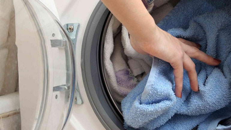 Το πλύσιμο συνθετικών ρούχων στο πλυντήριο ρυπαίνει το περιβάλλον