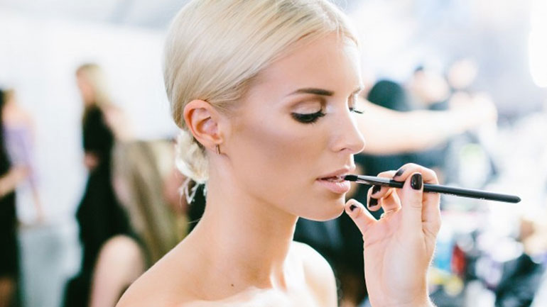 Πώς θα αποκτήσεις ζουμερά χείλη με φυσικό αποτέλεσμα