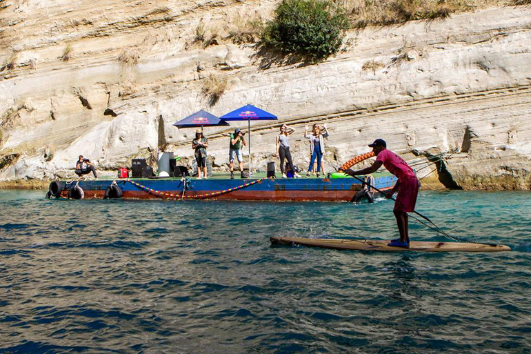 Εξέδρα μέσα στον Ισθμό με στάση για... Red Bull