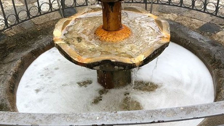 Ηράκλειο: Άφρισε το… σιντριβάνι στο δημαρχείο