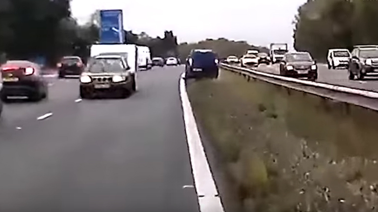 Οδηγός σπέρνει την καταστροφή στην εθνική οδό!