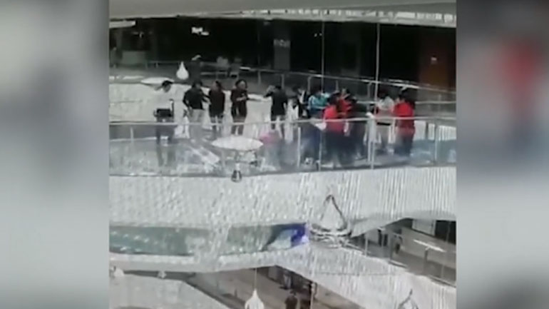 Έτρεξε να προλάβει σύσκεψη στη δουλειά και έπεσε σε δεξαμενή με καρχαρίες