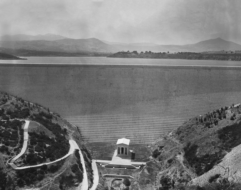 Πανοραμική άποψη του φράγματος και της λίμνης του Μαραθώνα.