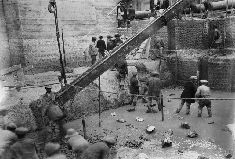  Τοποθέτηση σκυροδέματος στο φράγμα του Μαραθώνα, 1927.