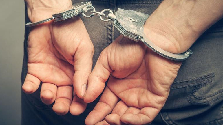 Χειροπέδες σε 17χρονο που λήστευε πεζούς στα Εξάρχεια