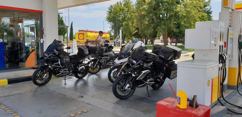 Στάση για ανεφοδιασμό...