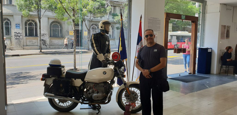 Αναμνηστική φωτογραφία με μία ιστορική BMW