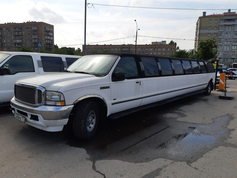 Αν βρεθείς στη Ρωσία θα συναντήσεις και τέτοιες λιμουζίνες...