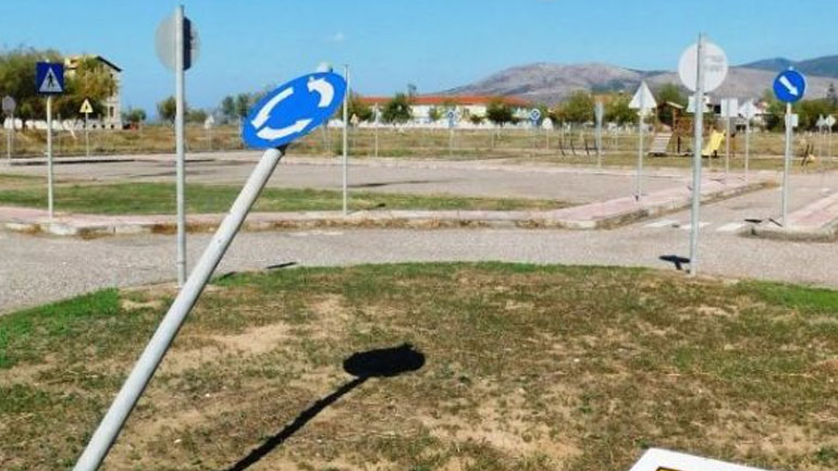 Μεσολόγγι: Άγνωστοι προκάλεσαν εκτεταμένες καταστροφές στο πάρκο κυκλοφοριακής αγωγής