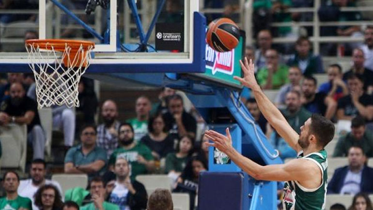 Ο Παπαπέτρου πέτυχε τρίποντο από το… σπίτι του αλλά δεν μέτρησε