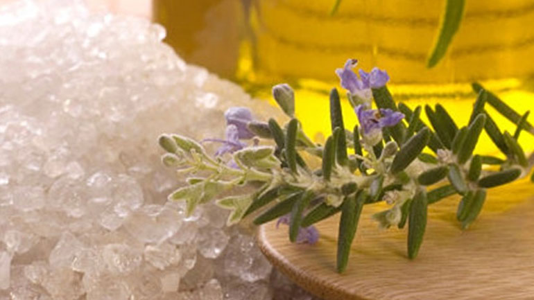 DIY: Scrub με αλάτι και ελαιόλαδο για το πρόσωπο!