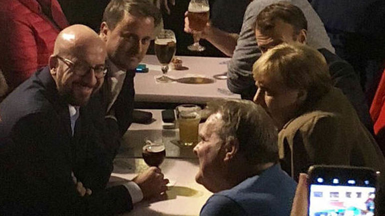 Μπύρα και τηγανιτές πατάτες στο χθεσινοβραδινό μενού Μέρκελ – Μακρόν