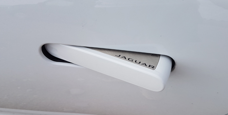 ΄Πατάς το κουμπί στο κλειδί και βγαίνουν τα χερούλια...