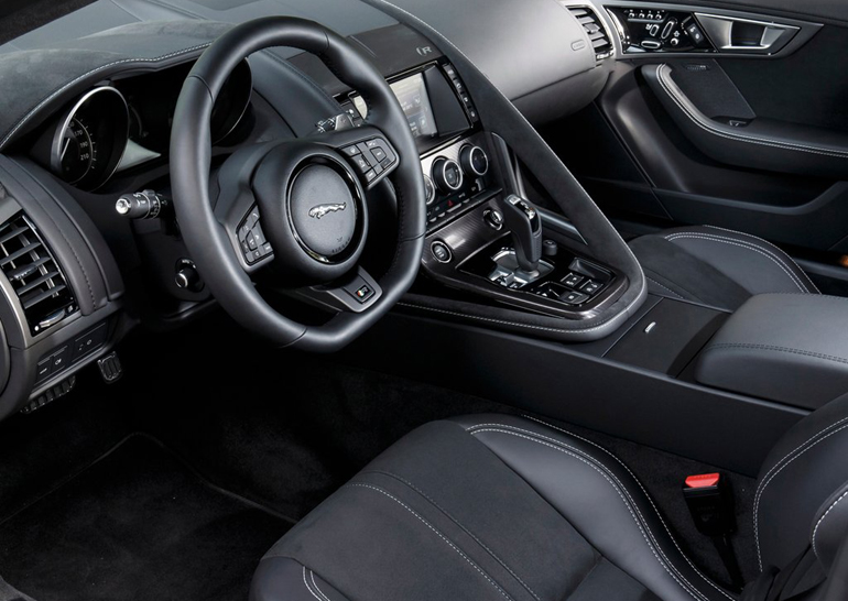 Η καμπίνα μπορεί να μην είναι τόσο φουτουριστική όμως έχει το δικό της χαρακτήρα...