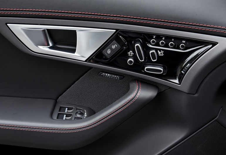 Οι ρυθμίσεις των ηλεκτρονικών καθισμάτων γίνεται από ΄τους μοχλούς στην πόρτα...