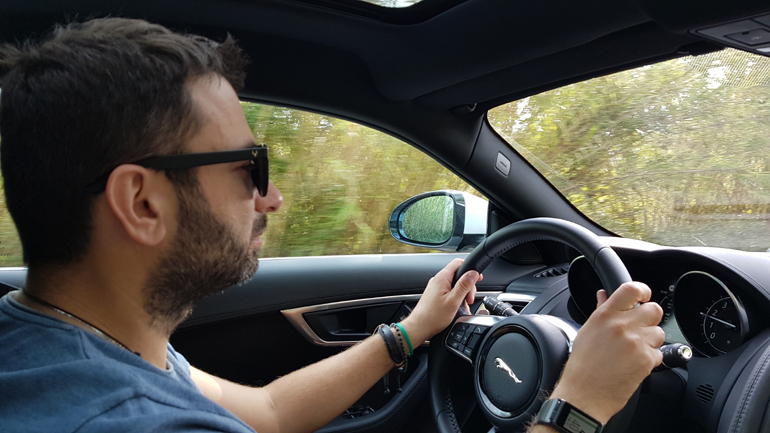 Κάθεσαι πίσω από το τιμίνι και ζεις σε έναν άλλον κόσμο...