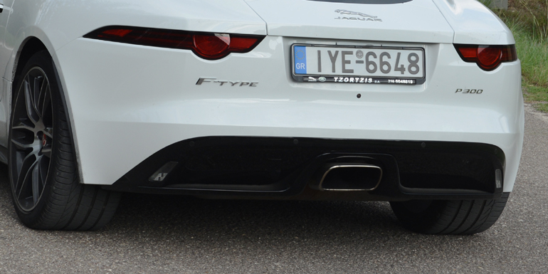 Στν έκδοση με τα 300 άλογα έχουμε μία μεγάλη απόληξη εξάτμισης στο κέντρο