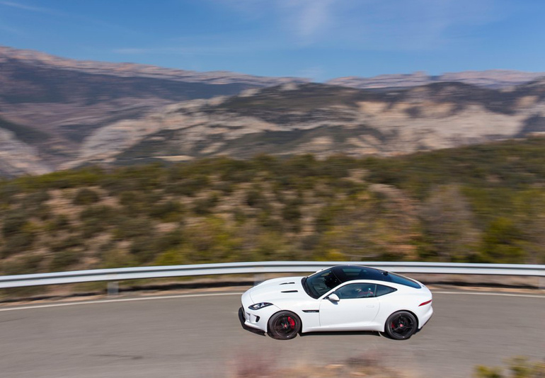 Το μήκος της F-Type αγγίζει τα 4,5 μέτρα