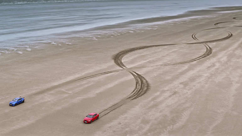 Η Jaguar ζωγραφίζει στην άμμο