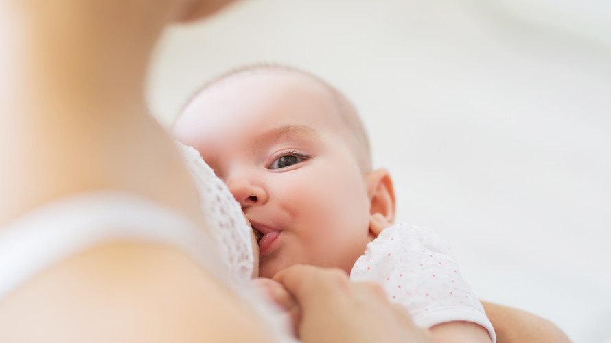 Ο θηλασμός πρέπει να συνεχιστεί τουλάχιστον για τους πρώτους έξι μήνες της ζωής ενός παιδιού