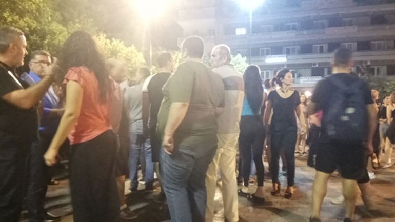 Αγρίνιο: Εντοπίστηκε ο άνδρας που χτύπησε με φωτοβολίδα 19χρονη στη συγκέντρωση για τον Παύλο Φύσσα