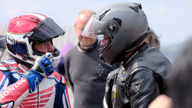 Με όρεξη και πάθος εξηγούσε σε καθένα ξεχωριστά τι πρέπει να κάνει μέσα στην πίστα