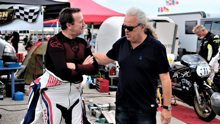 Εδώ παρέα με τον συντάκτη του άρθρου, μάλλον είναι η στιγμή που κλείστηκε η συμφωνία για την ξενάγηση του 2019