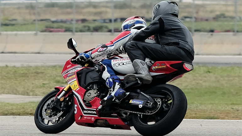 Εμπειρία ζωής για πολλούς η «συνοδήγηση» με έναν θρύλο