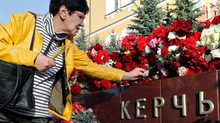 Κριμαία: Το Κερτς αποτίει φόρο τιμής στους νεκρούς του