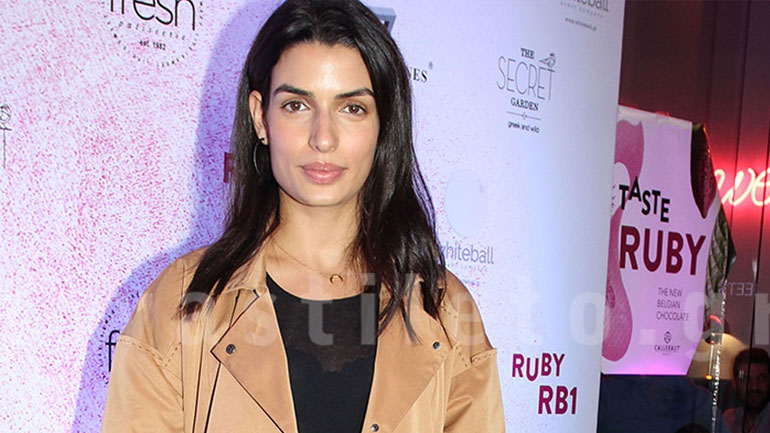 Τόνια Σωτηροπούλου: Πιο ανανεωμένη και λαμπερή από ποτέ σε εγκαίνια καταστήματος