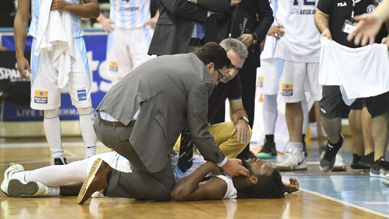 «Πάγωσε» όλο το Βενετόκλειο με τον Ντιγκς – Ο παίκτης του Κολοσσού κατέρρευσε στο παρκέ