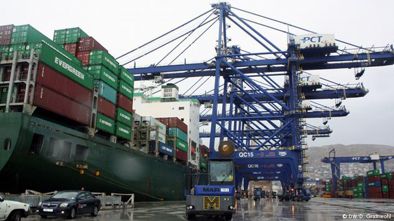 DW: Πειραιάς, η πύλη της Κίνας προς την Ευρώπη DW: Πειραιάς, η πύλη της Κίνας προς την Ευρώπη