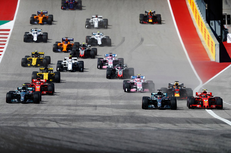 Η εκκίνηση έχει δοθεί. Ο Raikkonen κλείνεται, ο Hamilton προσπαθεί να διατηρήσει την πρώτη θέση αλλά ο πιλότος της Ferrari στρίβει πρώτος...