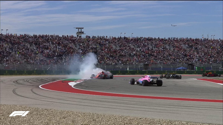 Λίγο μετά την εκκίνηση ο Vettel ακουμπά με τον Ricciardo και κάνει τετ α κε χάνοντας πολλές θέσεις...