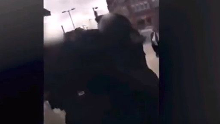 Βρετανία: Έδειρε την συμμαθήτριά της και της έβγαλε τη μαντήλα