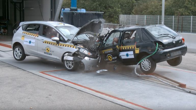 Τι θα συμβεί αν τρακάρει ένα αυτοκίνητο του 2018 με ένα του 1998;