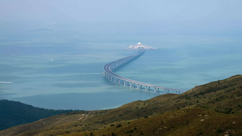 Κίνα: Παραδίδεται στην κυκλοφορία η μεγαλύτερη θαλάσσια γέφυρα του κόσμου