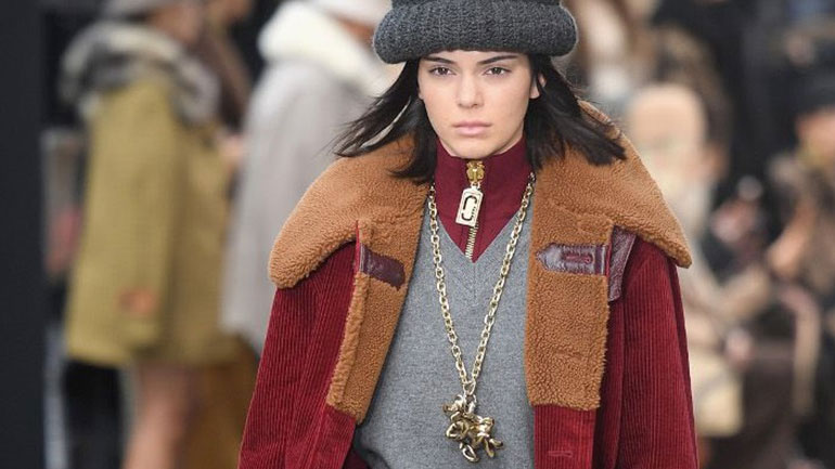 Πώς θα φορέσετε αυτήν τη σεζόν το κοτλέ σακάκι