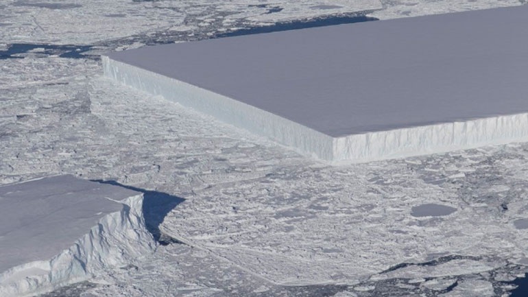 Ένα πρωτοφανές γεωμετρικό παγόβουνο σαν γιγάντιο παγάκι φωτογράφισε η NASA