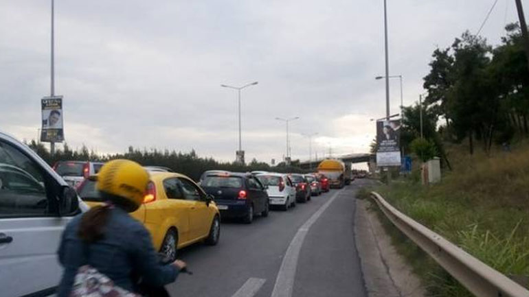 Μετ’ εμποδίων η κυκλοφορία προς Χαλκιδική εξαιτίας καραμπόλας