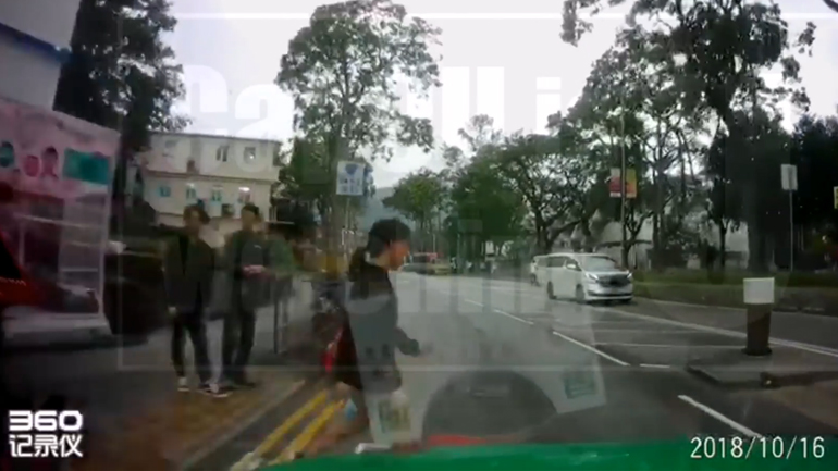 Όχημα χτυπά πεζό σε διάβαση