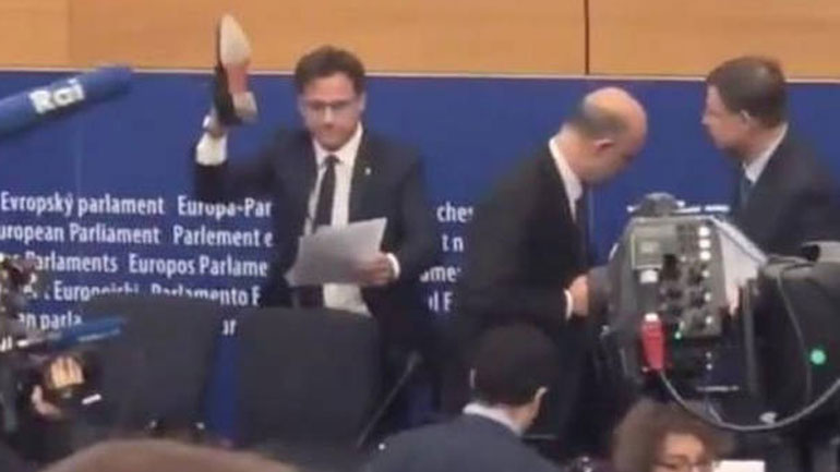 Ιταλός ευρωβουλευτής έβγαλε το παπούτσι του και «συνέθλιψε» με αυτό τις σημειώσεις του Π. Μοσκοβισί