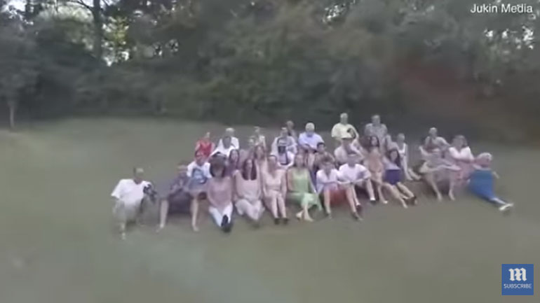 Στήθηκαν για την οικογενειακή φωτογραφία αλλά… το drone τους τα χάλασε όλα! Στήθηκαν για την οικογενειακή φωτογραφία αλλά… το drone τους τα χάλασε όλα!