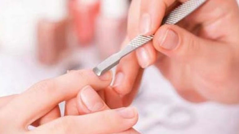 Πώς να επαναφέρεις τα ταλαιπωρημένα νύχια έπειτα από ημιμόνιμο μανικιούρ