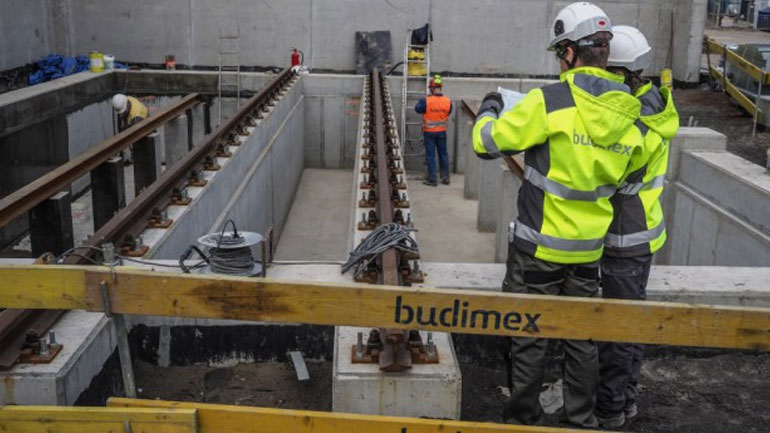 Πολωνία: Η μεγαλύτερη κατασκευαστική εταιρεία πληρώνει… όποιον τη βοηθήσει να βρει προσωπικό