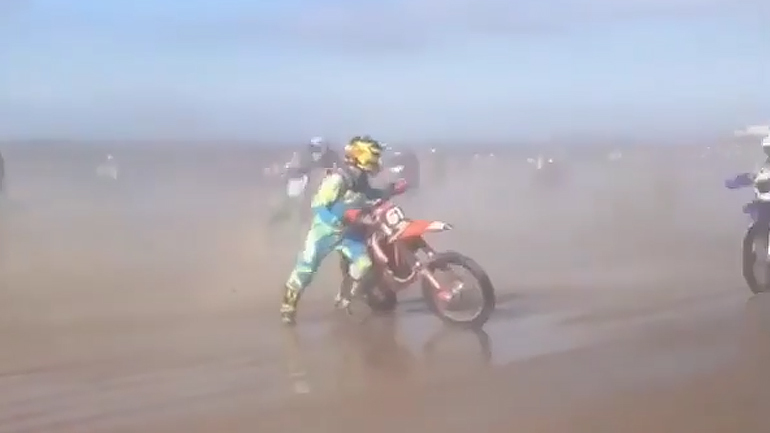 Τρομακτικό ατύχημα σε αγώνα σε παραλία Τρομακτικό ατύχημα σε αγώνα σε παραλία