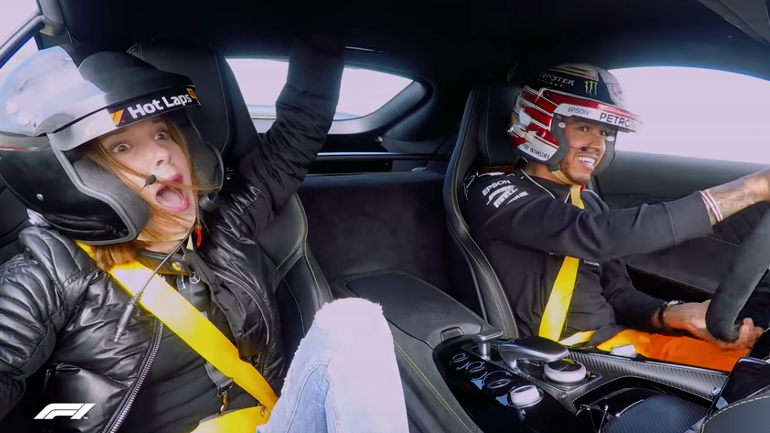 O Hamilton πάει τέρμα γκάζι με μία νεαρή δίπλα του O Hamilton πάει τέρμα γκάζι με μία νεαρή δίπλα του