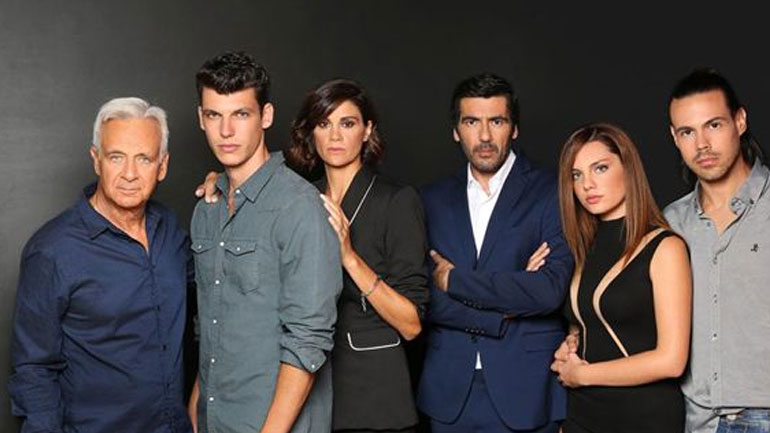 Η επιστροφή: Η Ναταλία δείχνει τις φωτογραφίες του Ορέστη και της Εβελίνας στον Πέτρο