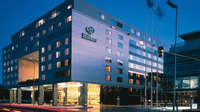 Hilton: Τα κέρδη αυξήθηκαν, παρά την πτώση των εσόδων